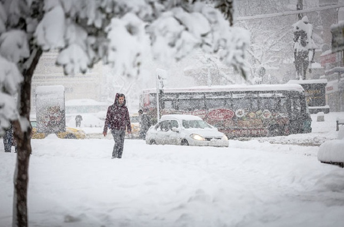Snowfall up to 40 cm in Istanbul disrupts traffic, flights